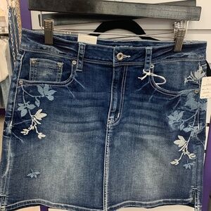 NWT Grace in LA denim skirt with embroidered flowers